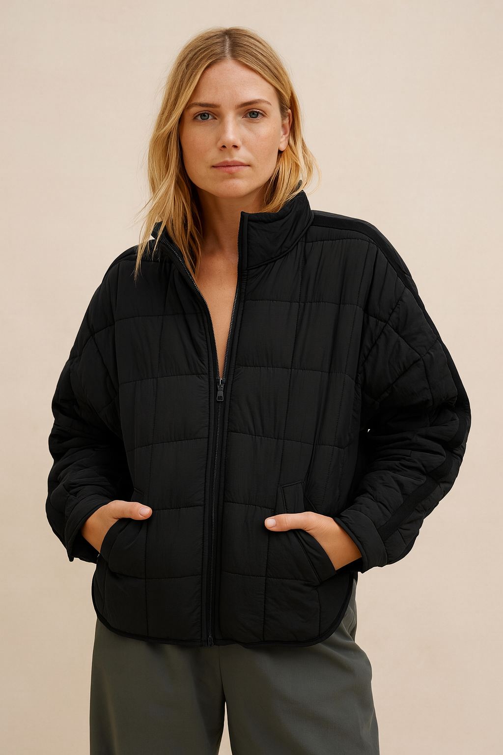 APRILE – GIACCA PUFFER LEGGERA E COMPATTA CON ZIP